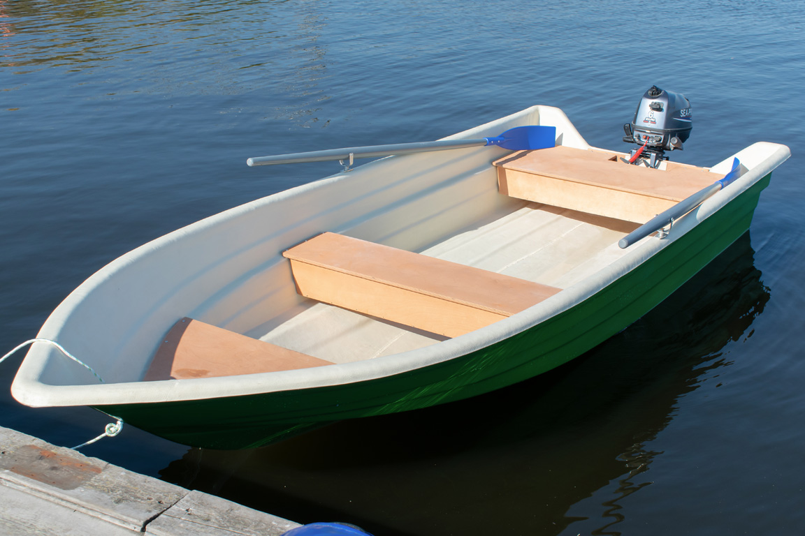 Стеклопластиковая моторная лодка Легант-425 под мотор 9.9 л.с. и вёсла