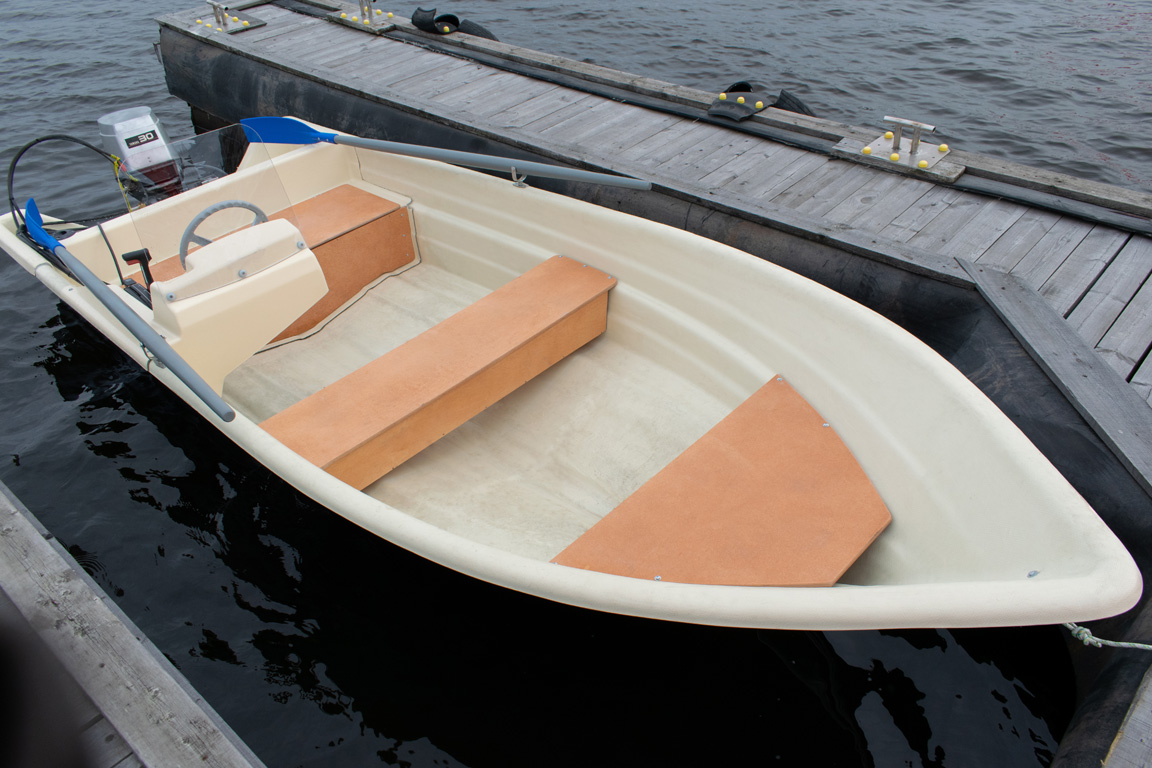 Стеклопластиковая моторная лодка Легант-426 под мотор и вёсла