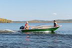 Моторная лодка Легант-425 под мотором с двумя пассажирами