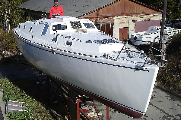 Яхта VIZA-1200, фото корпуса с носа