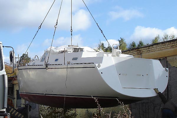 Яхта VIZA-1200, фото корпуса с кормы