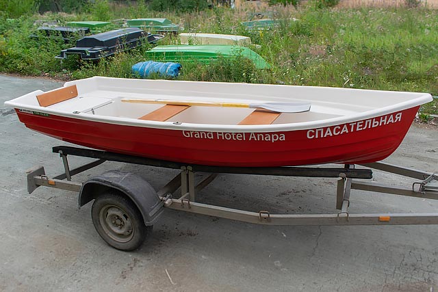 Пятиместная пластиковая лодка Тортилла-395 с рундуками