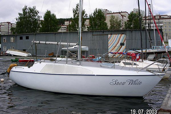 Яхта VIZA-Omega, фото на стоянке сбоку