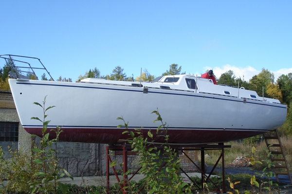 Яхта VIZA-1200, фото корпуса сбоку