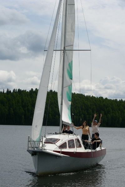 Яхта VIZA-BIgDuck, фото на ходу спереди
